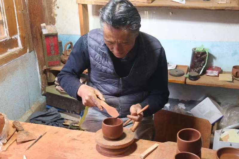 图二 香格里拉尼西藏族黑陶制作