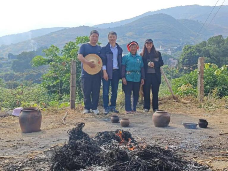 图三  元江县土锅寨彝族平地堆烧制陶现场